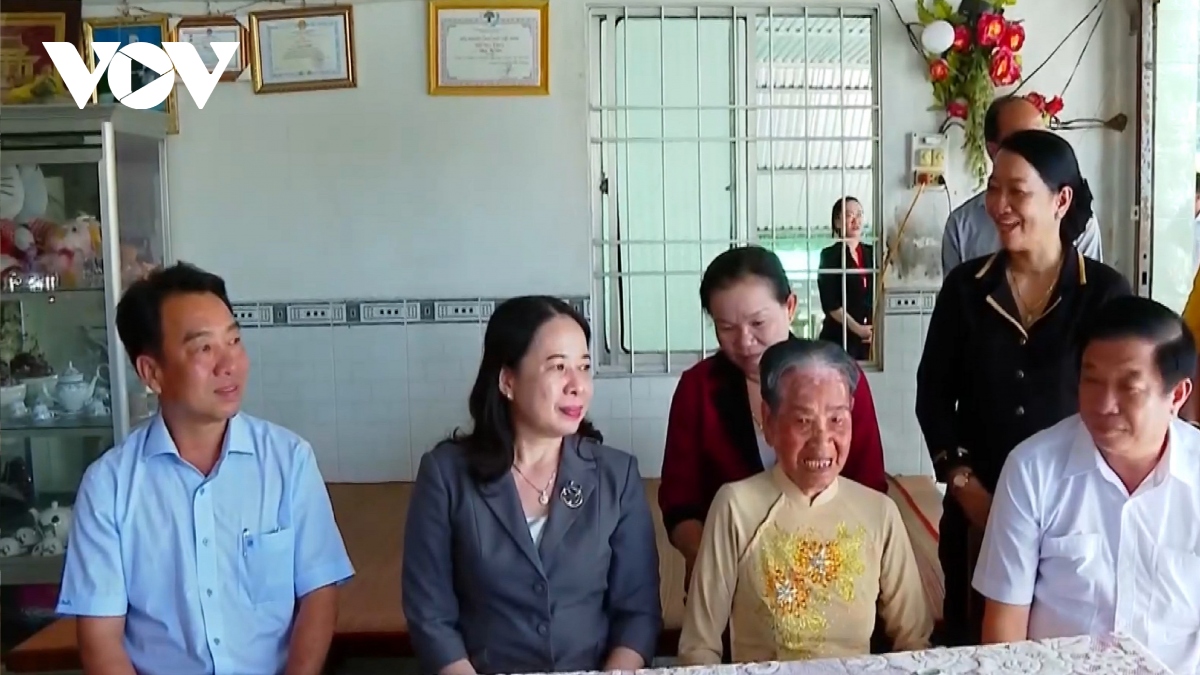 Phó Chủ tịch nước Võ Thị Ánh Xuân thăm mẹ Việt Nam anh hùng ở tỉnh Vĩnh Long